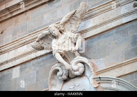 Statue des Engels, Kirche des Heiligen Ignatius in Dubrovnik, Kroatien am 29. November 2015. Stockfoto