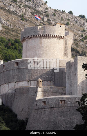 Mauern von Dubrovnik mit Minceta-Turm in Dubrovnik, Kroatien am 30. November 2015. Stockfoto