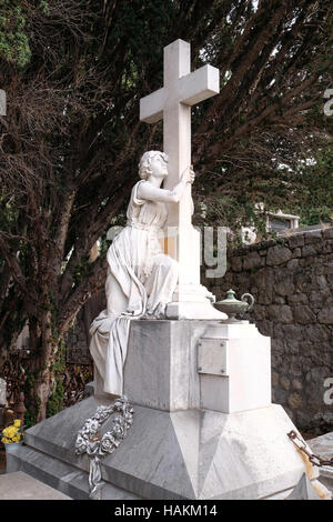 Detail einer Trauer-Skulptur, Friedhof in Boninovo Bezirk Stadt Dubrovnik Dalmatien, Kroatien am 1. Dezember 2015. Stockfoto