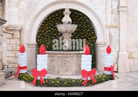 Kleinen Onofrio Brunnen geschmückte Adventskränze und Kerzen in Dubrovnik, Kroatien am 1. Dezember 2015. Stockfoto