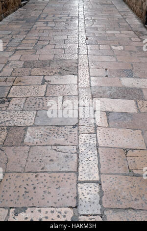 Steinblöcke asphaltierten Straße in Dubrovnik, Kroatien am 1. Dezember 2015. Stockfoto