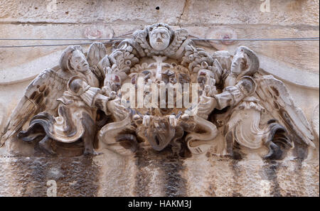 Engel auf der Fassade des Hauses in Dubrovnik, Kroatien Stockfoto