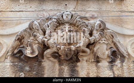 Engel auf der Fassade des Hauses in Dubrovnik, Kroatien Stockfoto