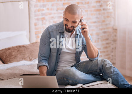 Fröhliche bärtigen Mann im Gespräch über das Telefon Stockfoto