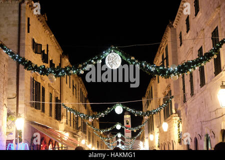 Stradun Straße dekoriert mit Weihnachtsbeleuchtung und Ornamente, glänzend in die romantische Atmosphäre, Dubrovnik, Kroatien Stockfoto