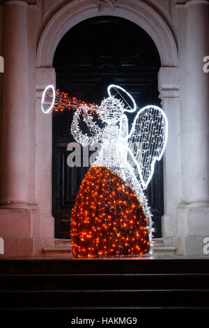 Weihnachtsengel dekoriert mit Lichtern und Ornamente, glänzend in die romantische Atmosphäre, Dubrovnik, Kroatien Stockfoto