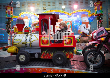 Messegelände fahren Kinder Autos aufzuspüren Kleinkinder Kinder Jugendliche Kind Kleinkinder Jugendliche kleinen Fahrgeschäften Tretautos Weihnachten Winter festliche fest Stockfoto