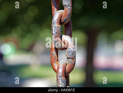 Alte Metall-Kette auf einem unscharfen Hintergrund Stockfoto