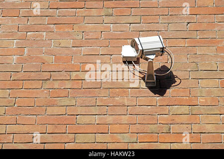 Überwachungskamera.   auf der Mauer im Freien montiert. Stockfoto