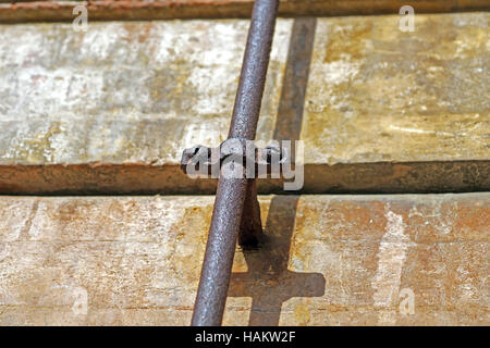 Detail der Wohn Gasrohr gegen roten Backsteinmauer Stockfoto