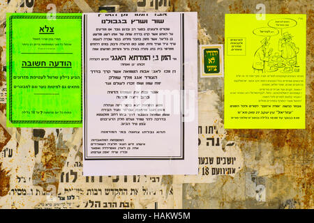 JERUSALEM, ISRAEL - 25. März 2016: Pashkevil Plakate der orthodoxen jüdischen Gemeinde, über die Purim-Urlaub in der ultra-orthodoxen Viertel M Stockfoto