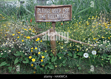 Wilde Blumen und schilfgebieten Surround ein Zeichen bei Woodberry Feuchtgebiete. Die ehemalige Stoke Newington Osten Stauseen in Hackney ist im Besitz von Thames Water Stockfoto