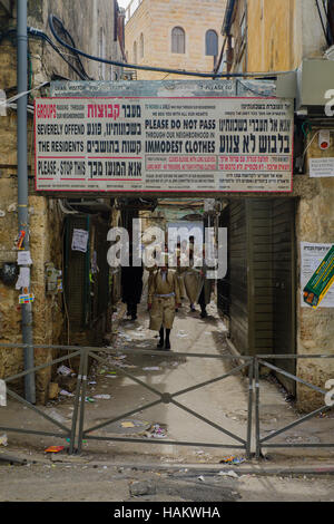 JERUSALEM, ISRAEL - 25. März 2016: Straßenszene mit lokalen orthodoxen Juden, in der ultra-orthodoxen Viertel Mea Shearim, Jerusalem, Israel Stockfoto