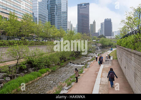 Menschen entlang der Cheonggyecheon Stream und modernen Bürogebäuden in Seoul, Südkorea. Stockfoto