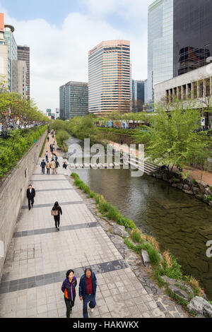 Menschen entlang der Cheonggyecheon Stream und modernen Bürogebäuden in Seoul, Südkorea. Stockfoto