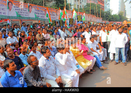 Kolkata, Indien. 1. Dezember 2016. Teegarten Arbeit Kundgebung vor Tea Board, Kolkata zum protest gegen die Geldentwertung. Prime Minister Narendra Modi zu verkünden, im 8. November 2015 Demonetisierung des Rs.500 und Rs. 1000-Banknote in der gesamten Nation. © Saikat Paul/Pacific Press/Alamy Live-Nachrichten Stockfoto