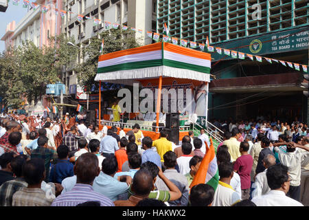 Kolkata, Indien. 1. Dezember 2016. Teegarten Arbeit Kundgebung vor Tea Board, Kolkata zum protest gegen die Geldentwertung. Prime Minister Narendra Modi zu verkünden, im 8. November 2015 Demonetisierung des Rs.500 und Rs. 1000-Banknote in der gesamten Nation. © Saikat Paul/Pacific Press/Alamy Live-Nachrichten Stockfoto