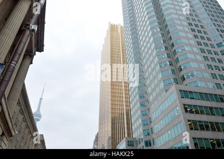 Die Außenseite der Union Station in Toronto im Laufe des Tages. Der CN Tower und Wolkenkratzer sehen vor dem Bahnhof. Stockfoto