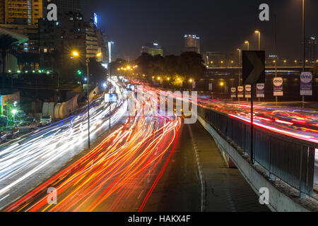 Kairo, Ägypten - 12. November 2016: Ampel Trails auf der Corniche El Nile Street während der Rush Hour in Kairo Stadtzentrum. Stockfoto