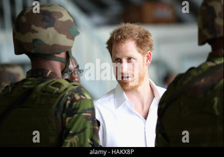 Prinz Harry an Mitglieder der Barbados Verteidigung-Kraft während eines Besuchs in Paragon Basis in Barbados, im Rahmen seiner Tour der Karibik. Stockfoto