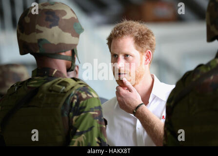 Prinz Harry an Mitglieder der Barbados Verteidigung-Kraft während eines Besuchs in Paragon Basis in Barbados, im Rahmen seiner Tour der Karibik. Stockfoto