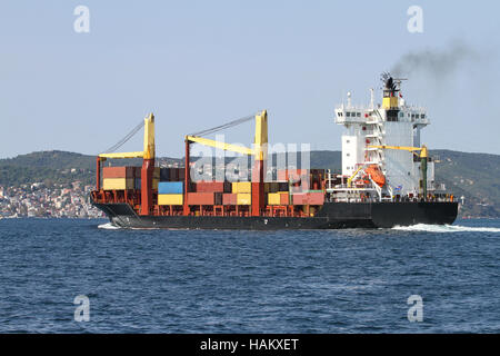 Ein Containerschiff mit Gütern zwischen den Häfen Stockfoto