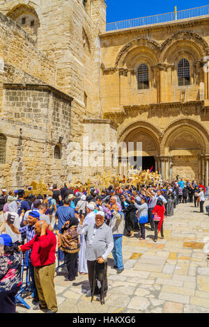 JERUSALEM, ISRAEL - 29. April 2016: Ein orthodoxer Karfreitag Szene im Hof der Kirche des Heiligen Grabes, mit den Pilgern, die Warteschlangen an den entran Stockfoto