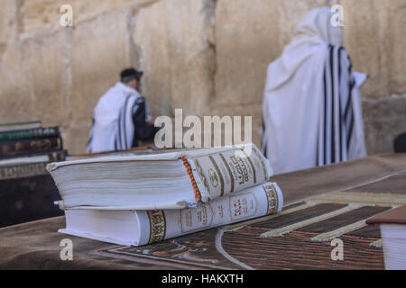 JERUSALEM - 31. Juli - orthodoxen Juden betet an der Klagemauer beten Buch (Siddur) - 31. Juli 2013 in der Altstadt von Jerusalem, Israel. Dies Stockfoto