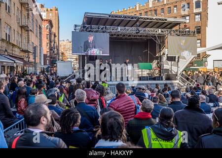 New York, Vereinigte Staaten von Amerika. 1. Dezember 2016. Paul Kelterborn, NYC AIDS Memorial Co-Founder-Gemeinschaft Führer, Aktivisten und Mandatsträger für ein Welt-AIDS-Tag-Programm und die offizielle Einweihungsfeier des New York City AIDS Memorial Park in St. Vincent Dreieck gesammelt. Moderiert wurde die Veranstaltung von der New York City AIDS Memorial Board of Directors und Vertreter aus Ende AIDS NY 2020, das New York City Department of Health und Mental Hygiene und der New York State Department of Health. Bildnachweis: Erik McGregor/Pacific Press/Alamy Live-Nachrichten Stockfoto