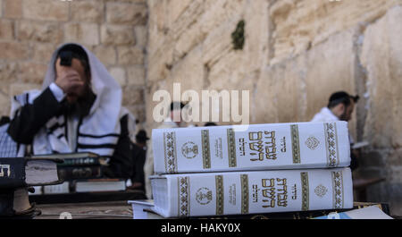 JERUSALEM - 31. Juli - orthodoxen Juden betet an der Klagemauer beten Buch (Siddur) - 31. Juli 2013 in der Altstadt von Jerusalem, Israel. Dies Stockfoto