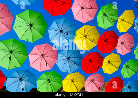 Bunte Schirme stellen als Dekoration auf Yoel Moshe Solomon Street, Jerusalem, Israel Stockfoto