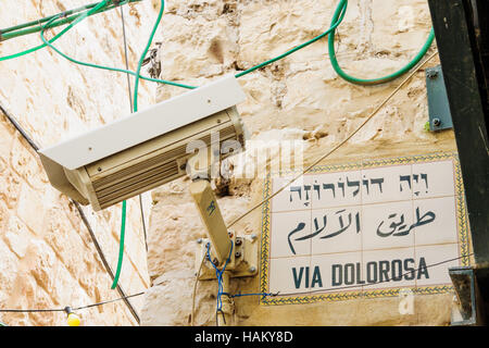 Eine Überwachungskamera und ein Straßenschild der Via Dolorosa in der Altstadt von Jerusalem, Israel Stockfoto