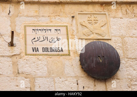 Eine Marke der Station 5 der Via Dolorosa und ein Straßenschild in der Altstadt von Jerusalem, Israel Stockfoto