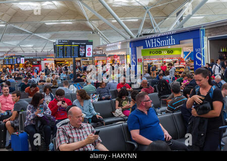 Ein, Großbritannien - 21. Juni 2016: unbekannte Personen in der Abflughalle des Flughafen London-Stansted. Stansted ist ein Ausgangspunkt für eine Reihe von wichtigen Europ Stockfoto