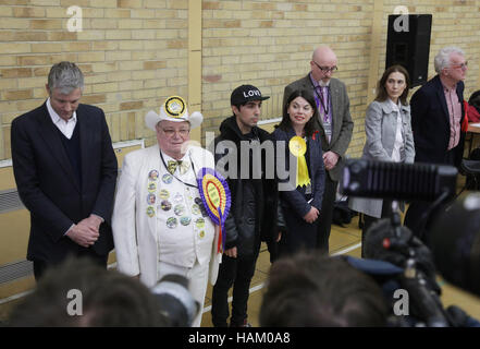 Zac Goldsmith (links) auf der Suche nach unten als Gewinner des Richmond Park Nachwahl - neu gewählte Liberal Democrat MP Sarah Olney (4 links) - ist angesagt, bei Richmond upon Thames College in Richmond, London. Stockfoto