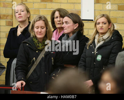 Zac Goldsmith Frau Alice Rothschild (links) und seine Mutter Lady Annabel Goldsmith (3. links) hören Sie ihm zu sprechen, nach seiner Niederlage gegen den Gewinner des Richmond Park Nachwahl - neu gewählte Liberal Democrat MP Sarah Olney - bei Richmond upon Thames College in Richmond, London. Stockfoto