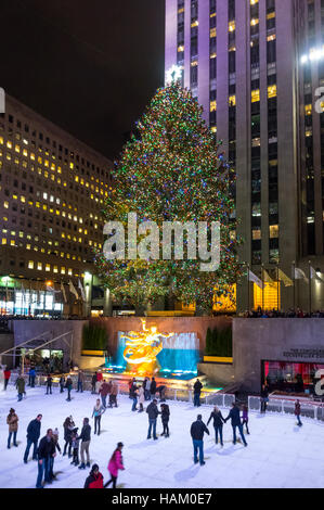 Riesigen Weihnachtsbaum auf der Eisbahn am Rockefeller Center in New York City Stockfoto