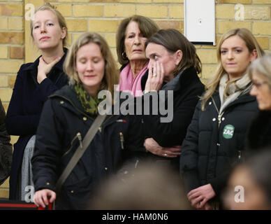 Zac Goldsmith Frau Alice Rothschild (links) und seine Mutter Lady Annabel Goldsmith (3. links) hören Sie ihm zu sprechen, nach seiner Niederlage gegen den Gewinner des Richmond Park Nachwahl - neu gewählte Liberal Democrat MP Sarah Olney - bei Richmond upon Thames College in Richmond, London. Stockfoto