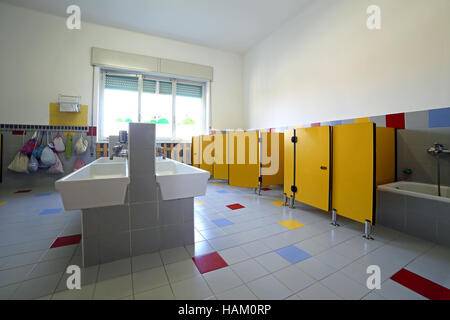 großes Badezimmer Kinderzimmer mit Keramik Waschbecken und Badewanne und Kabinen Stockfoto