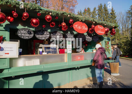 SALzBURG, Österreich - 21 Dezember: Salzburg Weihnachtsmarkt am 21. Dezember 2015 in Salzburg, Österreich. Weihnachten in Europa. Stockfoto