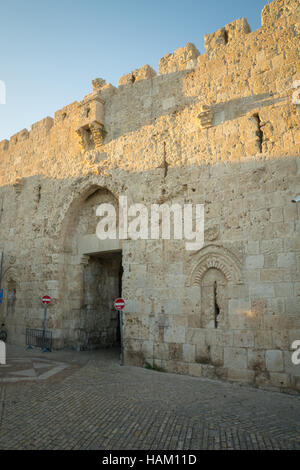 Blick auf den Sonnenuntergang von der Zionstor, Teil der Wände der alten Stadt, in Jerusalem, Israel Stockfoto