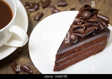 Chocolate Fudge Cake. Dekorieren Sie mit Curl von dunkler Schokolade. Es sieht weich und lecker. Sie können für Website-Dekor, Grußkarte und Kunstwerk de anwenden Stockfoto