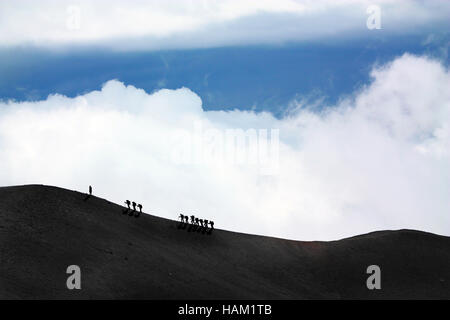 Menschen-Ausflug zum Vulkan Ätna Stockfoto