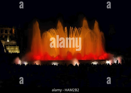 Nacht anzeigen berühmten Brunnen von Montjuic in Barcelona Spanien Stockfoto