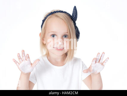 Mädchen zeigt gemalten weißen Hände, Handflächen. Spaß, Kreativität, malen. Stockfoto