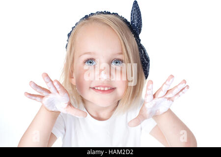 Mädchen zeigt gemalten weißen Hände, Handflächen. Spaß, Kreativität, malen. Stockfoto