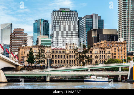 Treasury Building, Brisbane, vom Fluss aus gesehen. Stockfoto