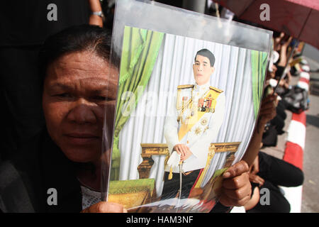 Bangkok, Thailand. 2. Dezember 2016. Thailands neue König Maha Vajiralongkorn Bodindradebayavarangkun sieht man auf seinem Weg aus dem Grand Palace in Bangkok, teilgenommen 2. Dezember 2016 während Thailands neue König Maha Vajiralongkorn Bodindradebayavarangkun, ein Verdienst ausgerichteten Zeremonie Bangkoks Grand Palace, 50 Tage zu markieren. Bildnachweis: Vichan Poti/Pacific Press/Alamy Live-Nachrichten Stockfoto