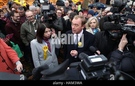 Parteichef Tim Farron und neu gewählte Liberal Democrat MP Sarah Olney sprechen die Medien auf Richmond Grün der Richmond Park-Nachwahl gewann. Stockfoto