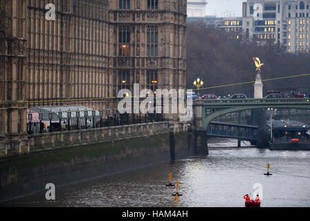 Eine Spendenaktion zip Drähte über die Themse vom Dach des St. Thomas' Hospital zu den Houses of Parliament eine der Weihnachts Spendenaktion zugunsten der Londoner Kinderkrankenhaus Evelina einzuleiten. Stockfoto